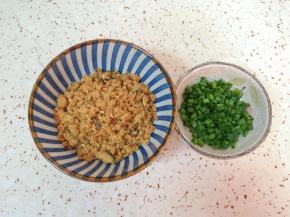 提前准备好海苔肉松，切好香葱叶。