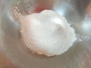 打蛋盆里加入无蔗糖蛋糕粉。