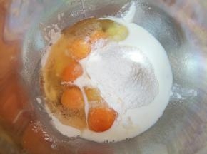 打入谷物鲜蛋，加入纯牛奶。