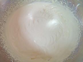 用电动打蛋器打发至出现明显的纹路，且不易消失。