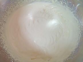 用电动打蛋器打发至出现明显的纹路，且不易消失。