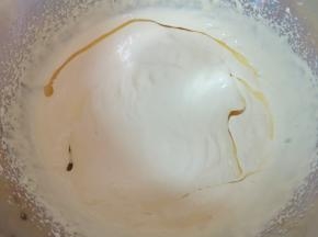 加入玉米油翻拌均匀。