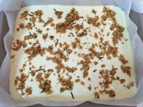 模具里面铺上油纸，倒入一半的蛋糕糊，撒上一层海苔肉松做夹心。