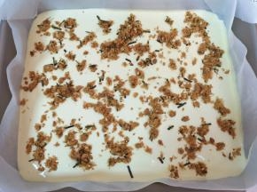 模具里面铺上油纸，倒入一半的蛋糕糊，撒上一层海苔肉松做夹心。