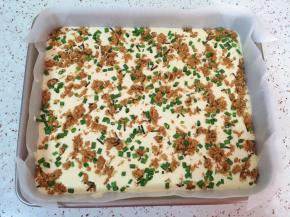 倒入另一半蛋糕糊，再撒上一层海苔肉松和香葱叶，轻震几下。