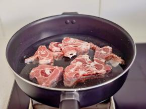 羊蝎子冷水下锅烧开煮3分钟，捞出温水冲洗干净。