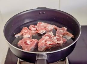 羊蝎子冷水下锅烧开煮3分钟，捞出温水冲洗干净。