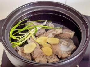 羊蝎子放砂锅中+姜片+葱+料酒烧开熬45分钟。