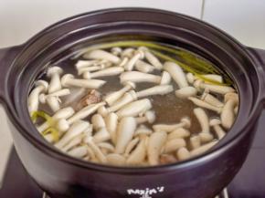 加入海鲜菇，盐。