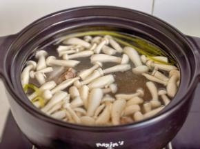 加入海鲜菇，盐。