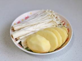 金针菇，土豆。