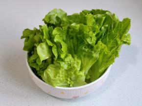 生菜洗净。