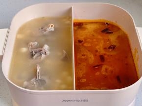 羊蝎子倒入鸳鸯火锅中，一侧加了牛油底料。