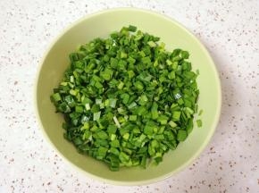 韭菜洗干净切碎，加入2勺香油搅拌均匀，防止韭菜出水。