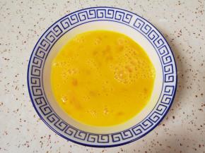 谷物鲜蛋打散。