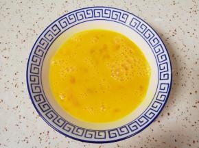 谷物鲜蛋打散。