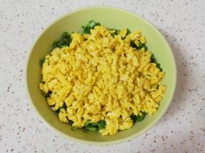 炒好的鸡蛋碎晾一下，倒入韭菜里面搅拌均匀。