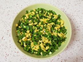 根据自己的口味放十三香和盐调味，鸡蛋韭菜馅就做好了。