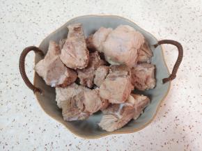 焯过水的大骨头冲洗干净，控一下水分备用。