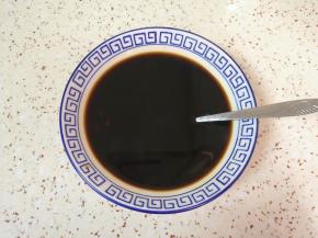 碗里加入黄豆酱、料酒、红烧酱油和味极鲜酱油，再加入半碗温水搅拌均匀，调成酱汁备用。
