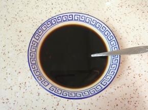 碗里加入黄豆酱、料酒、红烧酱油和味极鲜酱油，再加入半碗温水搅拌均匀，调成酱汁备用。