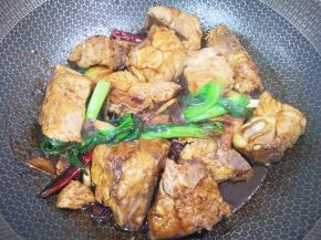 加入调好的酱汁炒出酱香味。