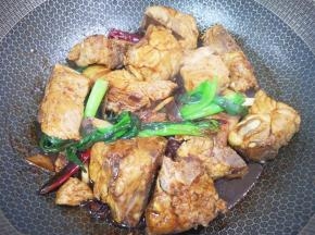 加入调好的酱汁炒出酱香味。