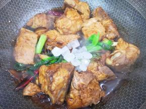 加入冰糖翻炒至冰糖融化关火。