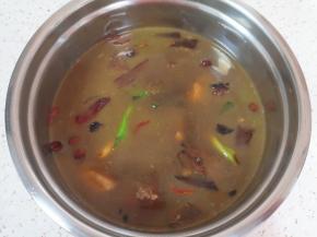 炒好的大骨头倒入电压力锅中，加开水没过大骨头，放盐调味。