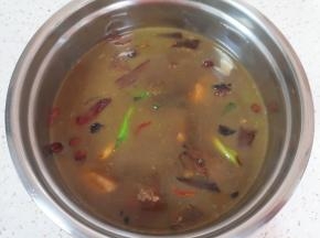 炒好的大骨头倒入电压力锅中，加开水没过大骨头，放盐调味。