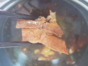 电压力锅选择“炖肉”功能，50分钟，自然排气后打开锅盖，夹一块看看，软烂脱骨。