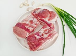 准备好新鲜的五花肉。