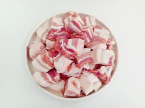 五花肉切成麻将块大小。