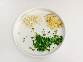 葱姜蒜切好备用。