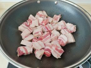 热锅热油放五花肉煸炒。