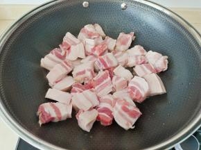 热锅热油放五花肉煸炒。