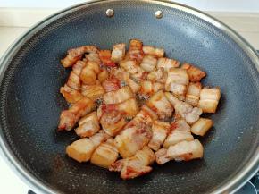煸炒到五花肉油脂渗出，两面微黄。