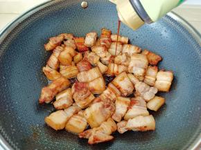 蚝油两勺，把调味料翻炒均匀上色。