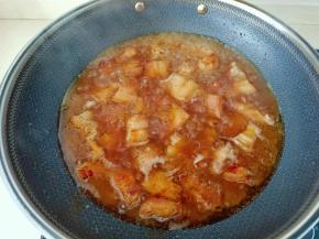 加入适量的开水没过五花肉，开大火煮开转中火慢炖。