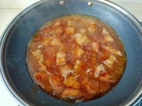 加入适量的开水没过五花肉，开大火煮开转中火慢炖。