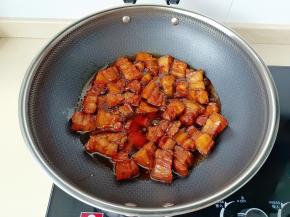 炖到五花肉收汁。