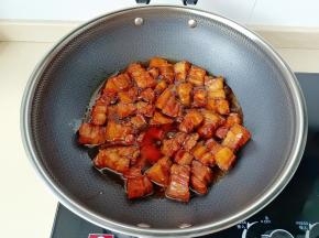 炖到五花肉收汁。