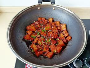 撒入葱花即可出锅。