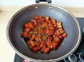 撒入葱花即可出锅。