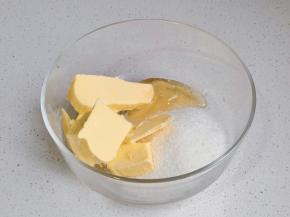 细砂糖+黄油+蜂蜜混合。