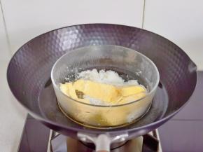 隔水搅拌至完全融化。