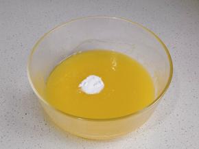 加入小苏打搅拌均匀。