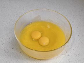 加入鸡蛋，手动打蛋器打至均匀。