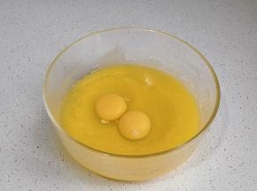 加入鸡蛋，手动打蛋器打至均匀。