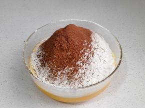 筛入低筋面粉与可可粉。